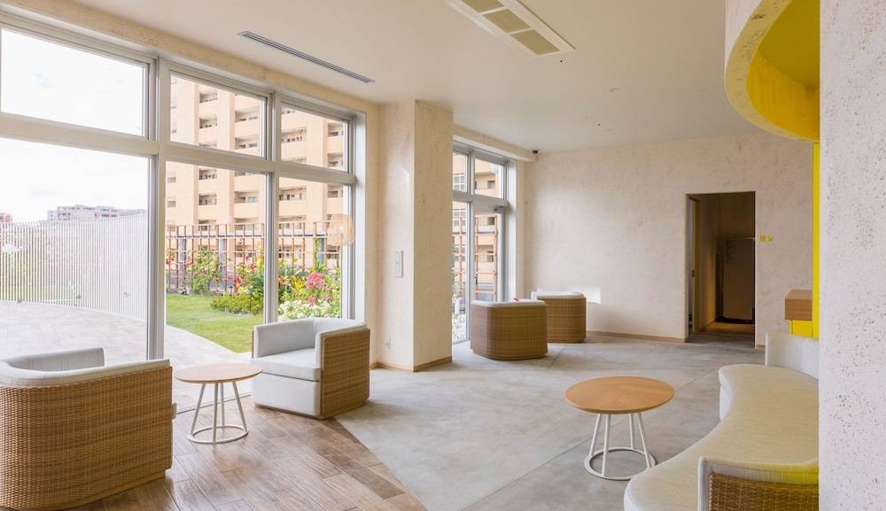 ロビーから屋外庭園を望む / 1