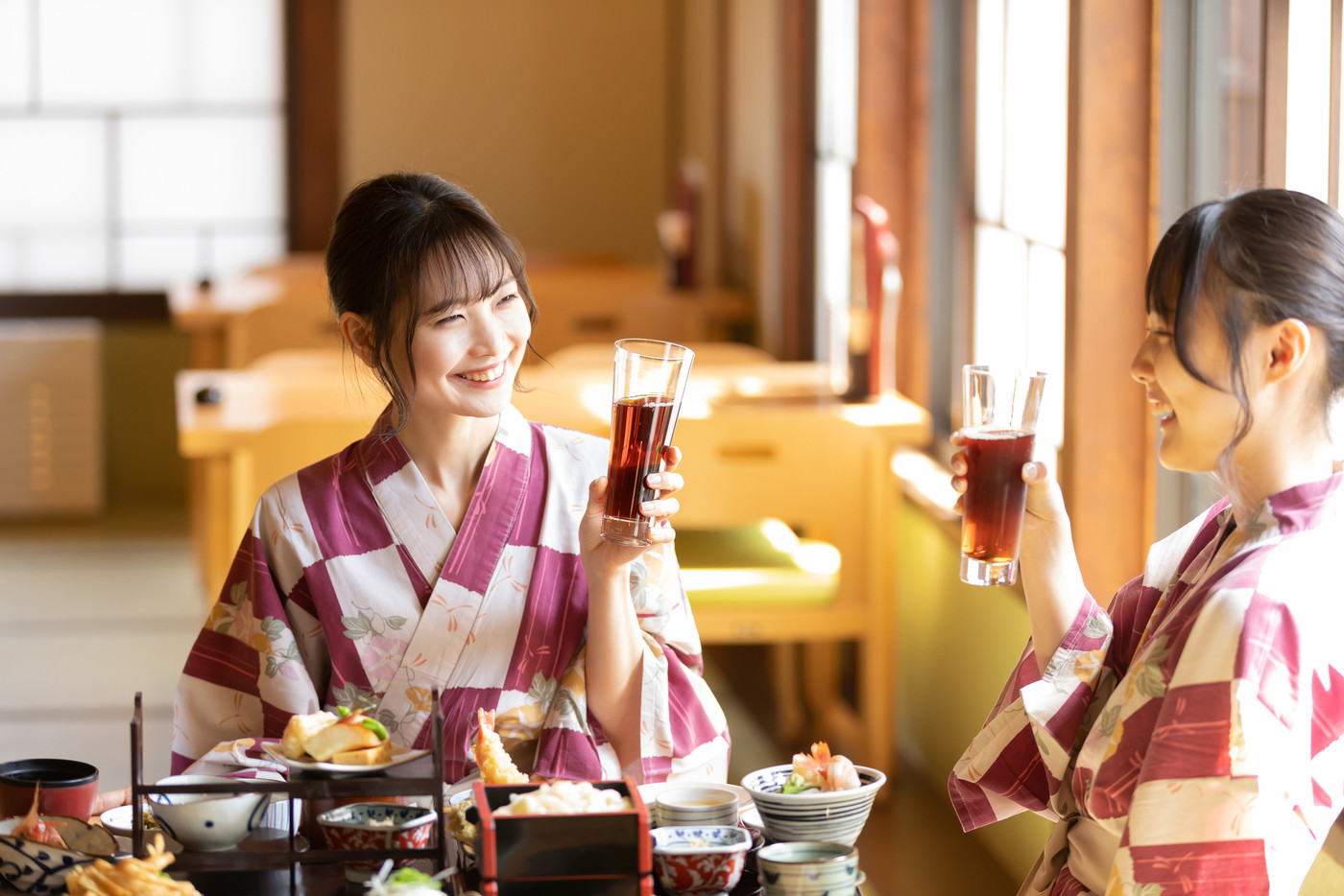 旅館でビールを飲む浴衣姿の若い女性