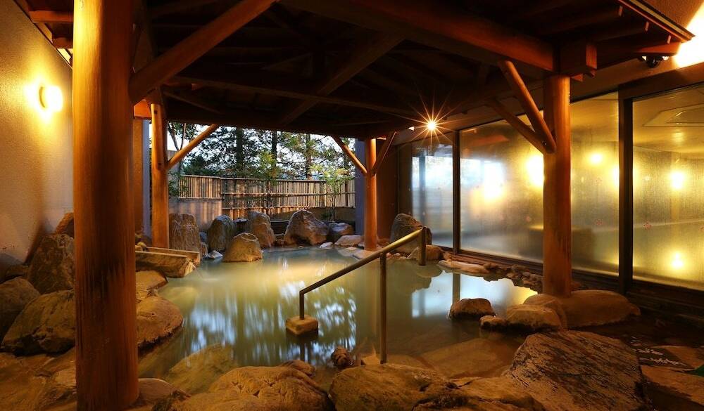 3つの源泉を堪能
広々大浴場で朝風呂 / 4