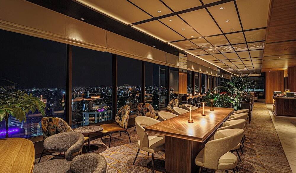 夜のクラブラウンジ / 1