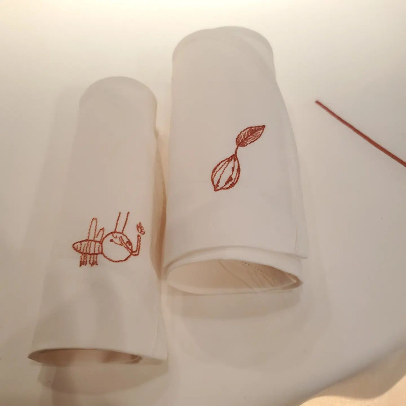 デザートの前に変えられるナプキンは、子どもの絵をそのまま刺繍にしたデザイン。可愛らしいイラストに心が和む / 9