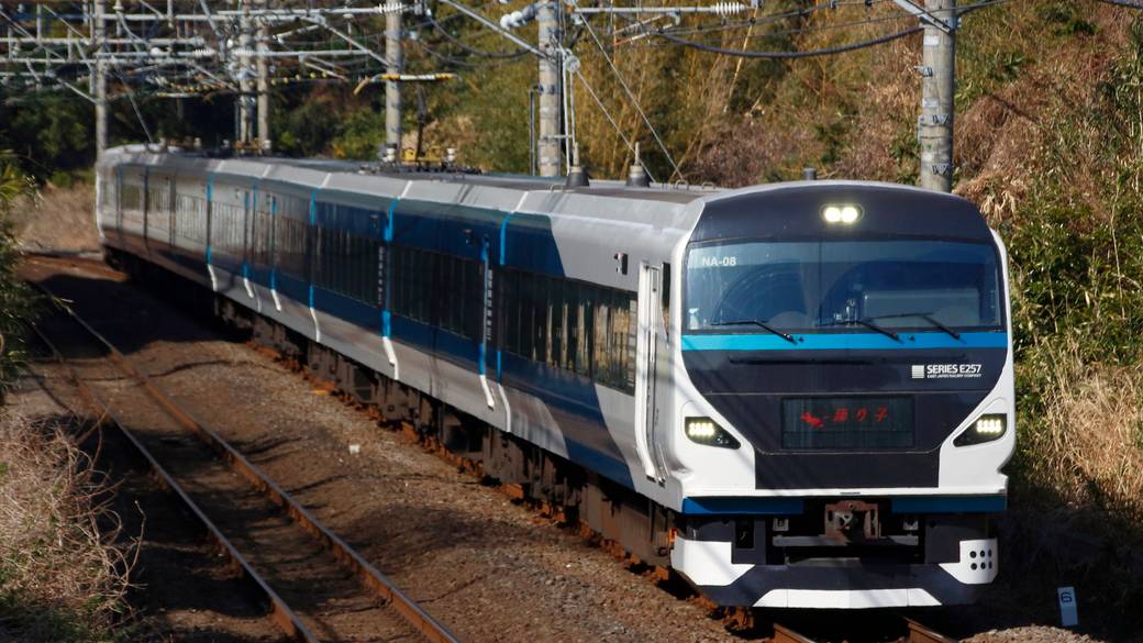 帰りの電車で
旅の余韻に浸る / 1