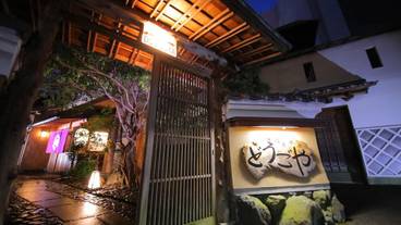 施設の正面 (日没後) / 4