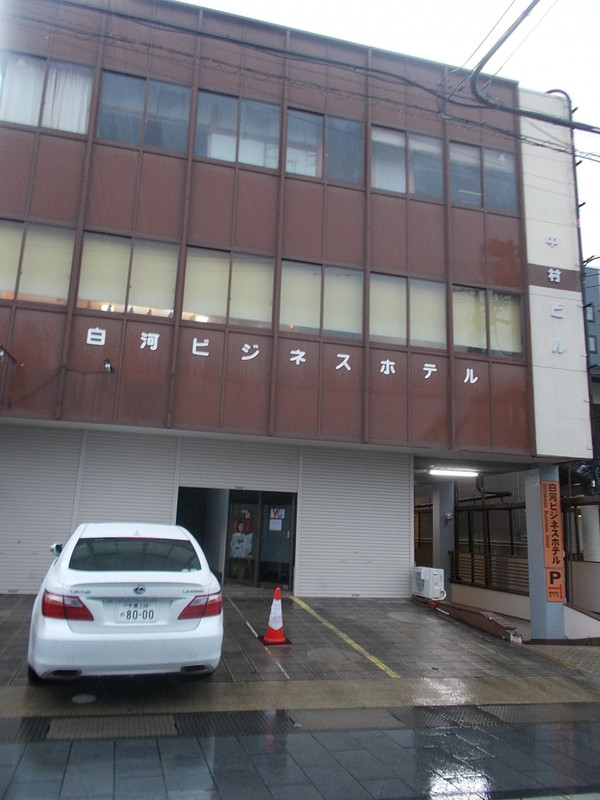 入り口は右側からで2階です。