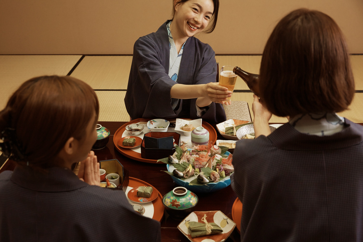 お酌される女性