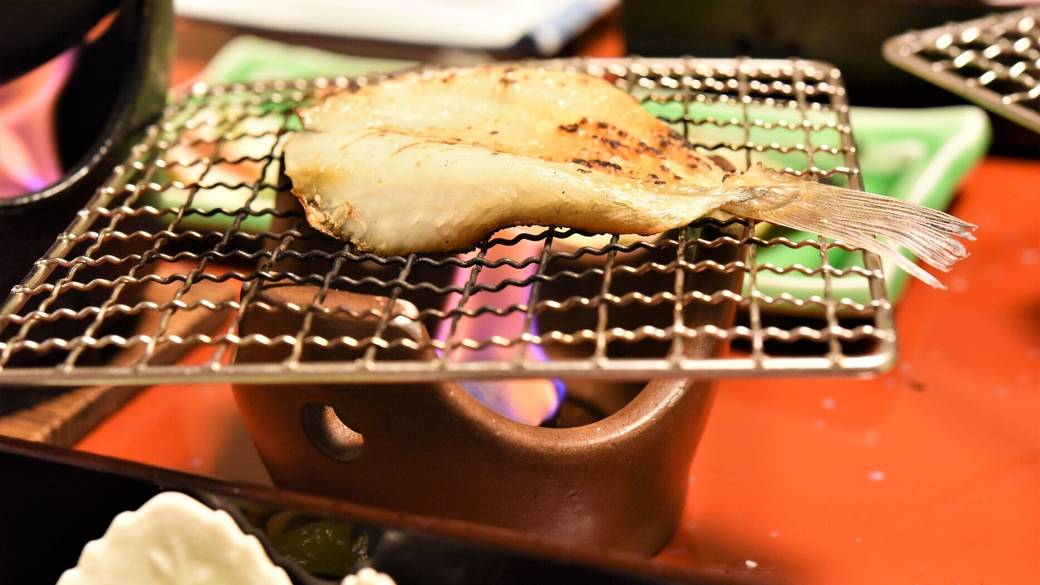 目の前であぶる熱々の干物 / 2