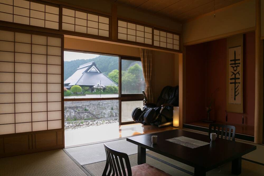 客室内のダイニングエリア