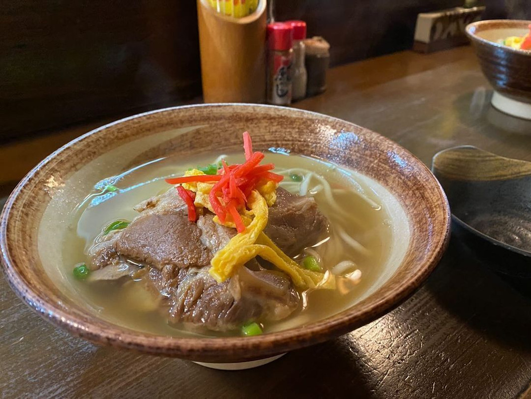 国際通りにある「ゆうなんぎぃ」のソーキそば / 1