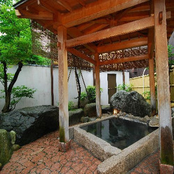 源泉かけ流しの貸切風呂で身も心も温まろう3442478