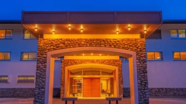 施設の正面 (日没後) / 1