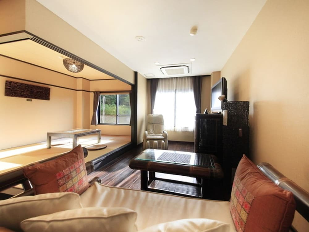 自然光がさす広いお部屋でリラックスタイム3447526