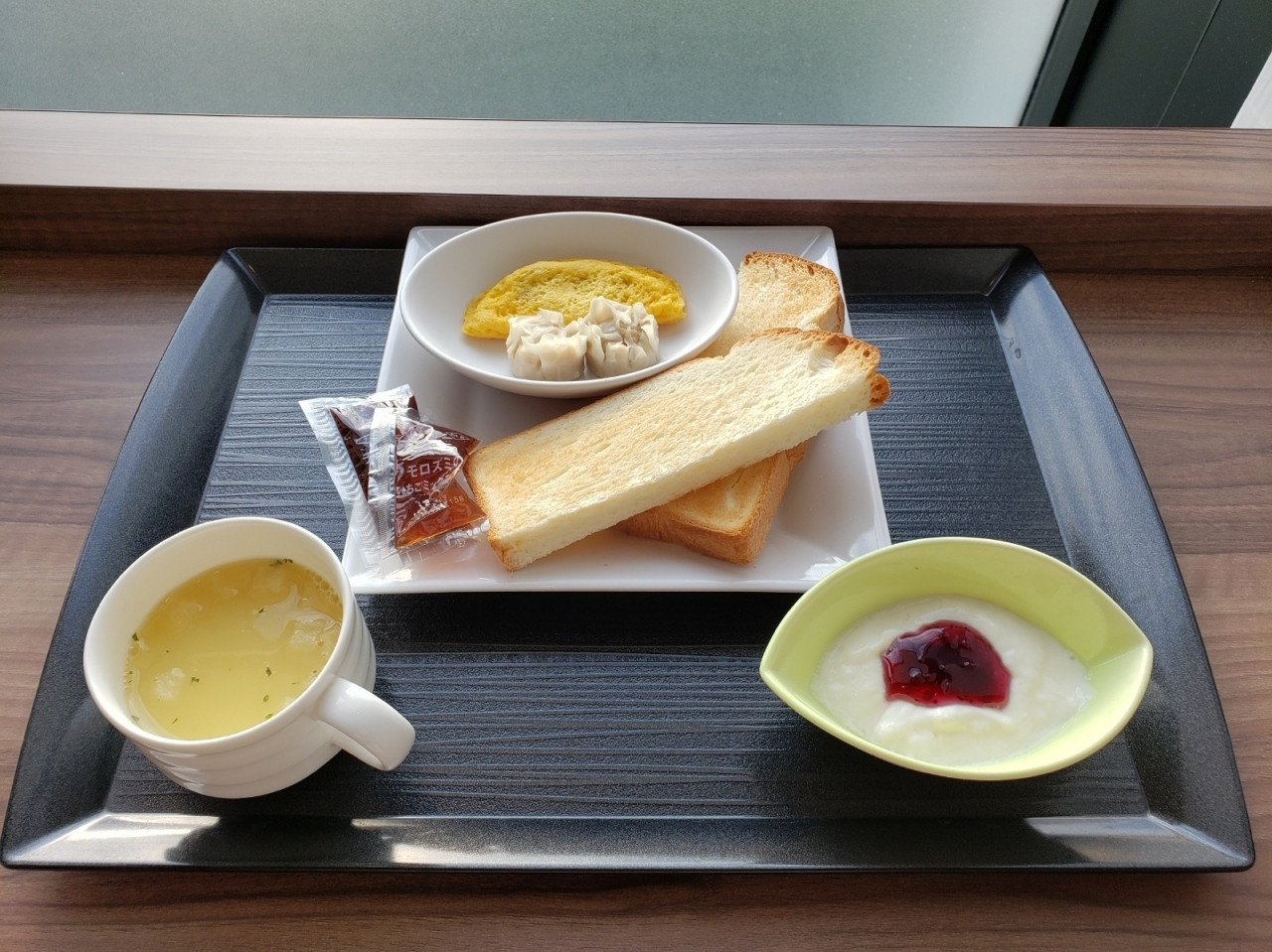 スーツケースを広げるスペース付のお部屋が嬉しい♡軽朝食無料のホテル4775044