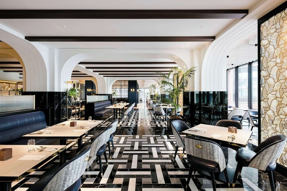 【神奈川県】そびえ立つランドマークタワーと横浜の街並み