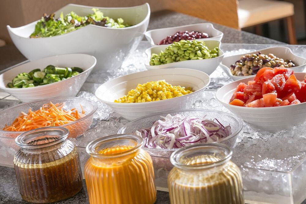 夜遅くまで食べられるレストランがあるからライブ後も安心3847681