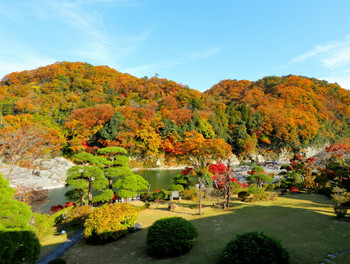 大渓谷を借景にした雄大な庭園3968458