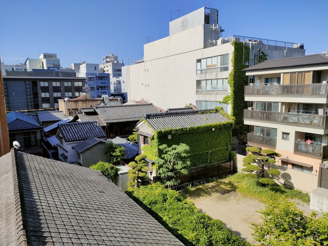部屋からの眺め。かつて京都はこのような町屋が広がっていた