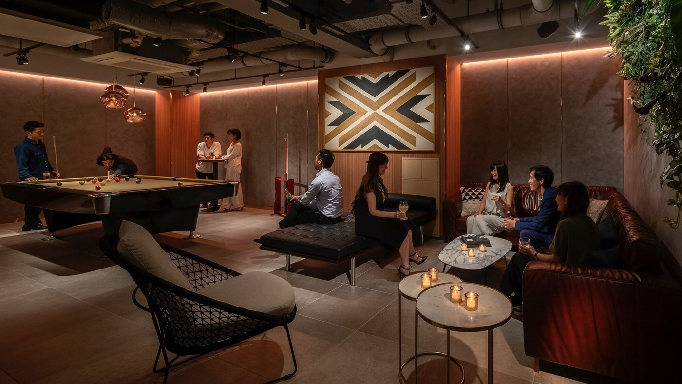 ハッピーアワーのフリービールを飲みながらビリヤード♪4023611