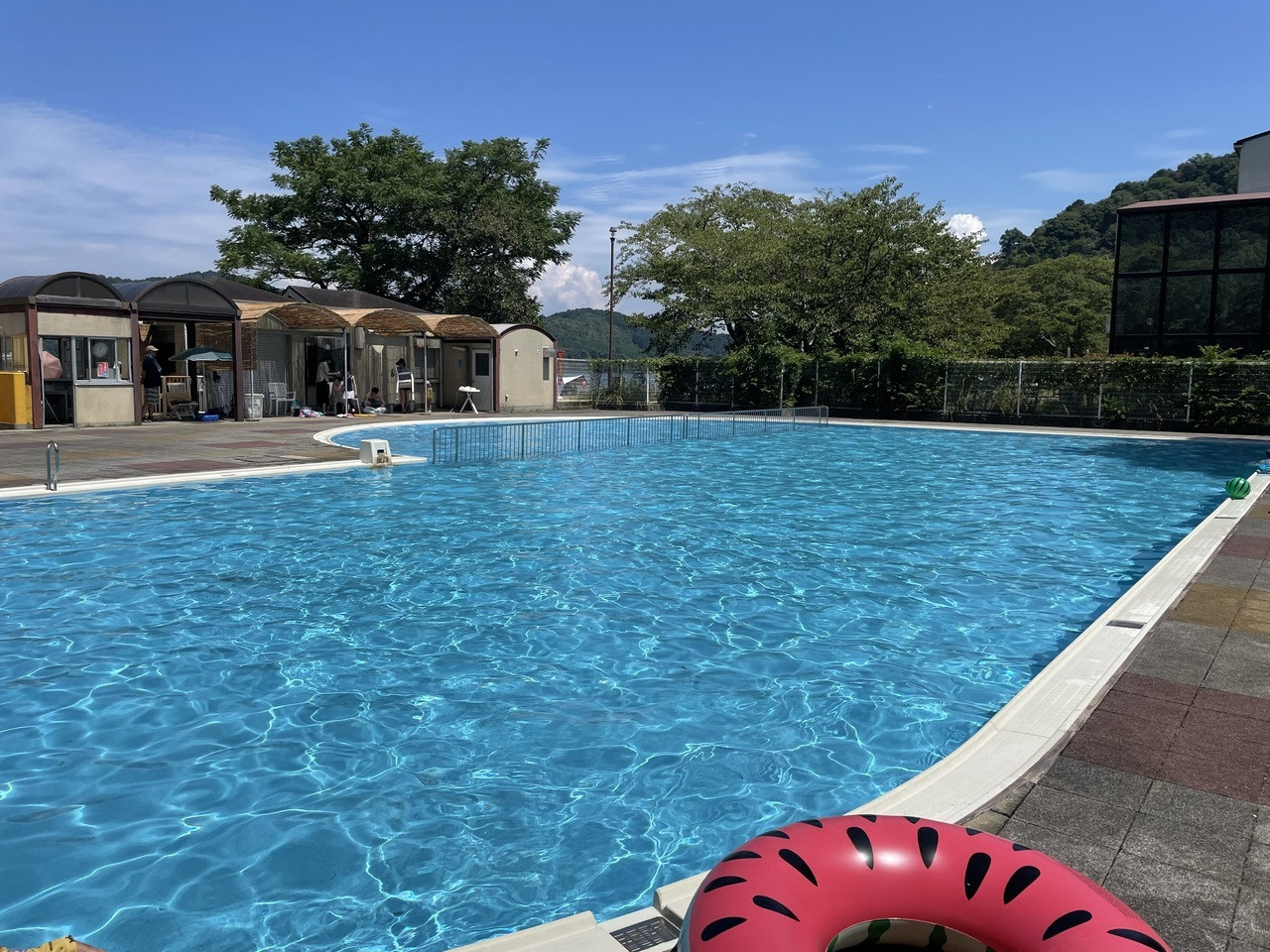 深さ2段階のキッズプールで楽しく過ごせる！湖水浴場にも近い4772581
