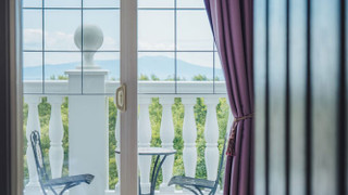 デラックス ツインルーム シングルベッド 2 台 バルコニー パーシャルシービュー