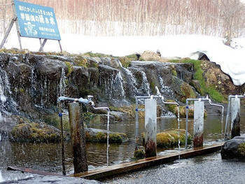 「湧水の里」その他 24953 水を汲む方も疎ら;好きな水乍らボトルの用意無く今回は断念(涙) @2015/03/23