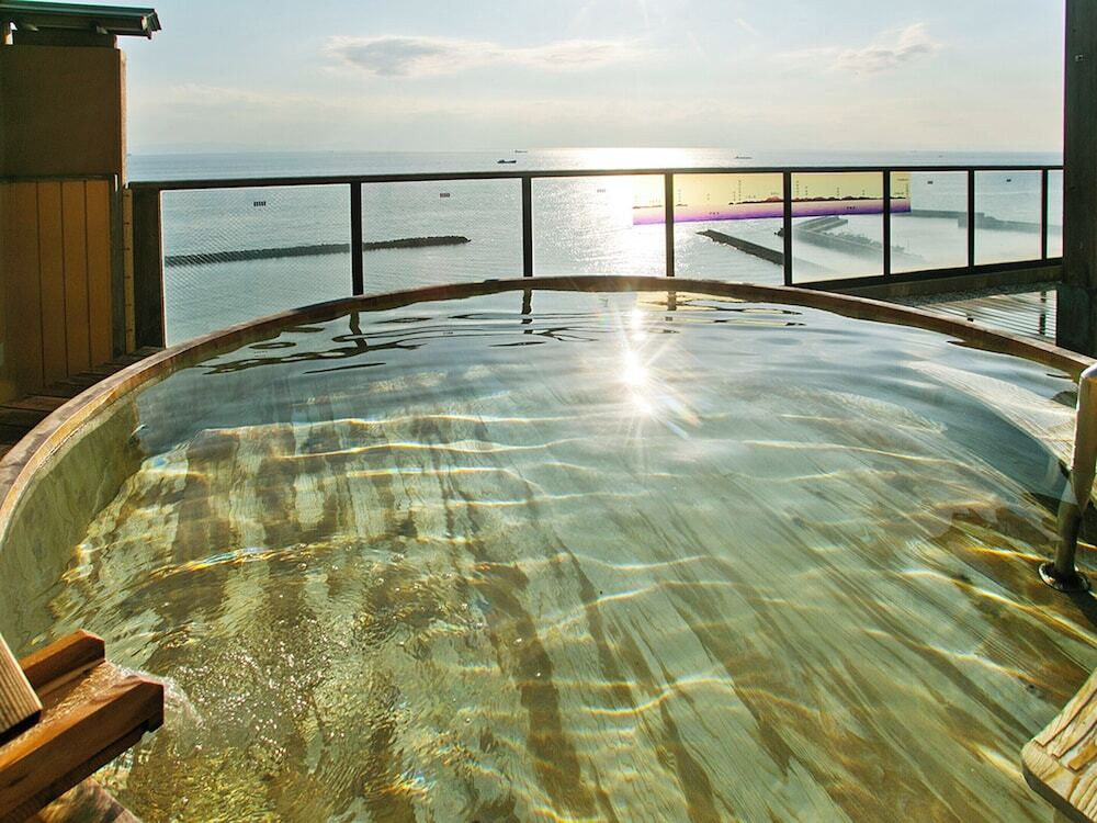 「伏見の湯」の丸檜露天風呂