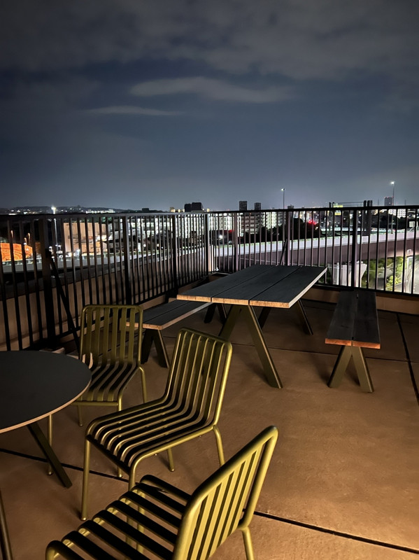 ルーフトップバーなのか、屋上に椅子を置いただけ感がありました