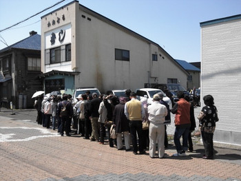 「かねとも寿し」外観 223707 最近は、午前９時頃から行列が始まっています。