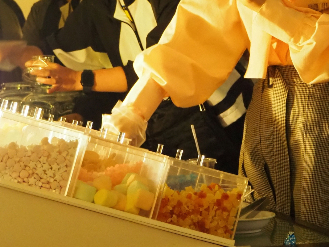 ラウンジでお菓子バイキング