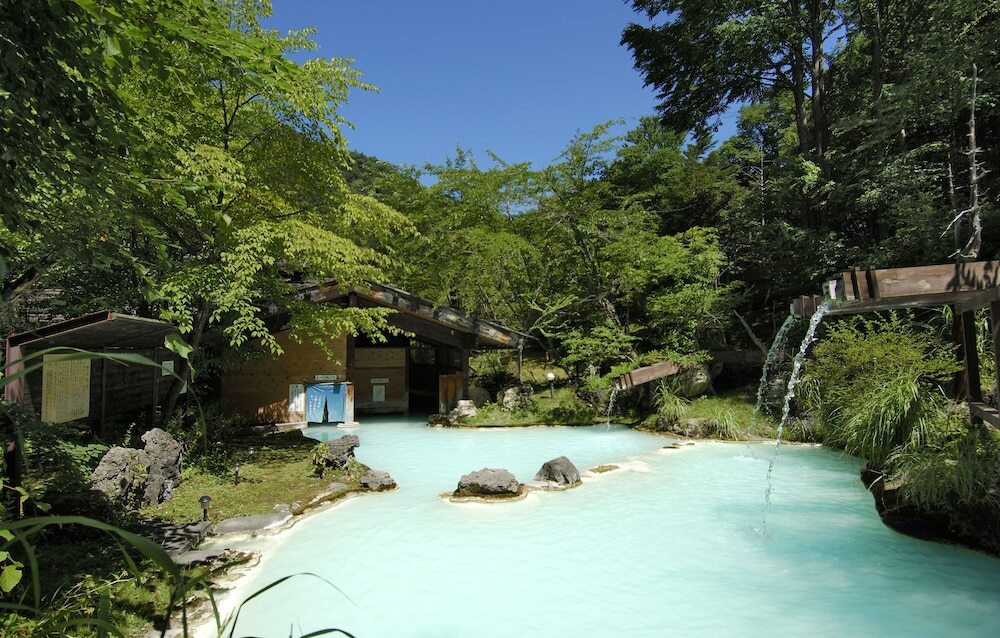 絶景を望む大露天風呂で、ミルキーブルーの源泉を満喫3380094