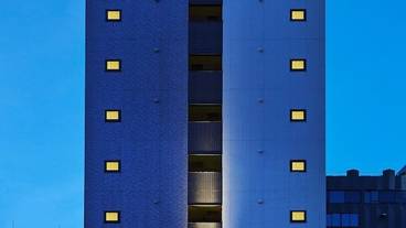 施設の正面 (日没後) / 2