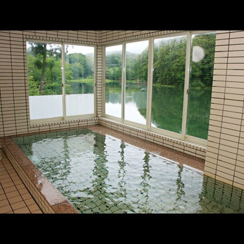 エメラルドグリーンの五色沼そばに建つ温泉宿3638826