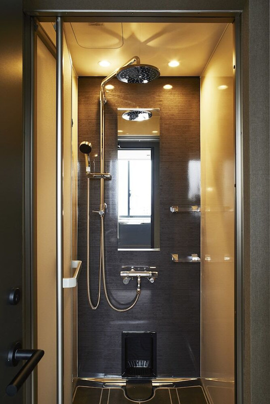 バスルームのシャワー