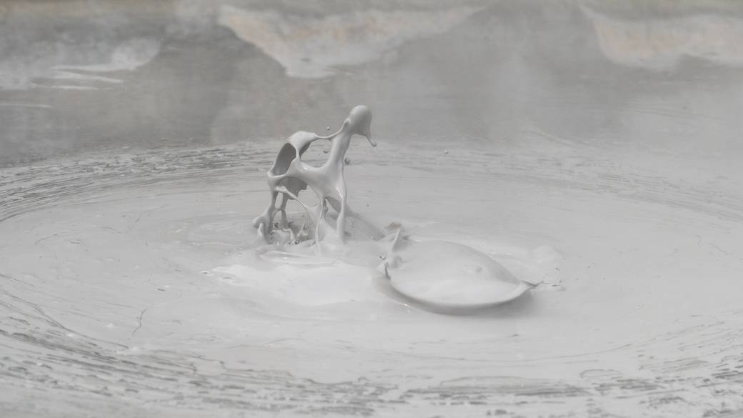 灰色の熱泥が沸騰する坊主地獄 / 2