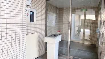 施設の入り口 / 2