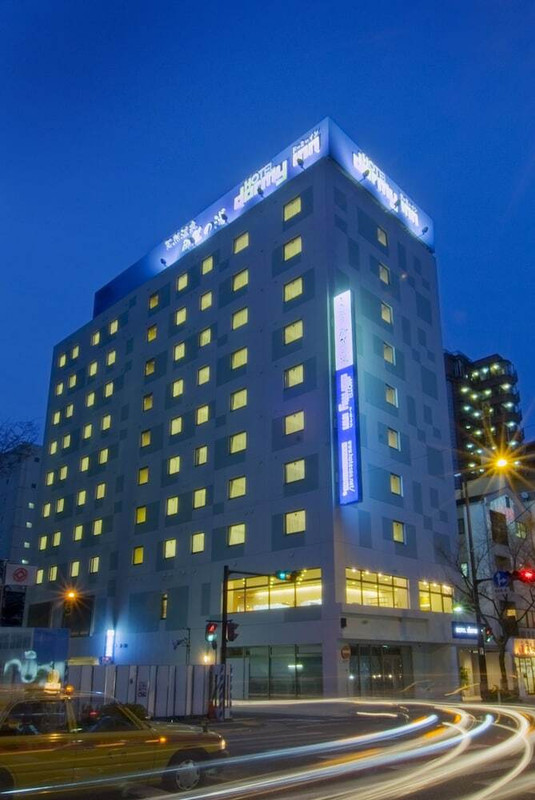 施設の正面 (日没後)