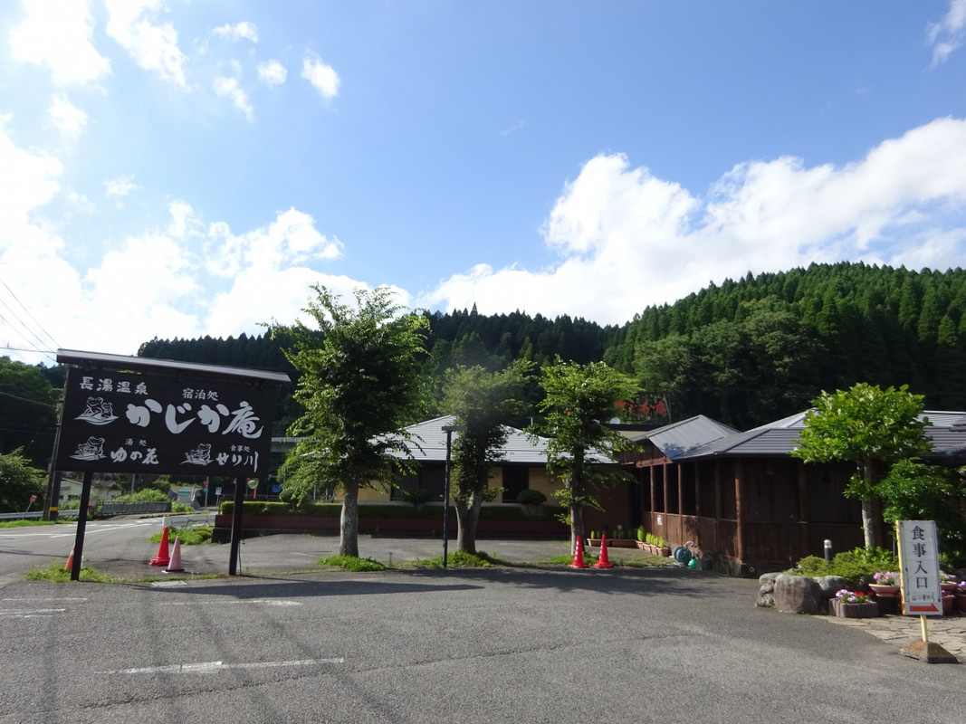 日帰り温泉の受付がフロント。駐車場も広くて安心。