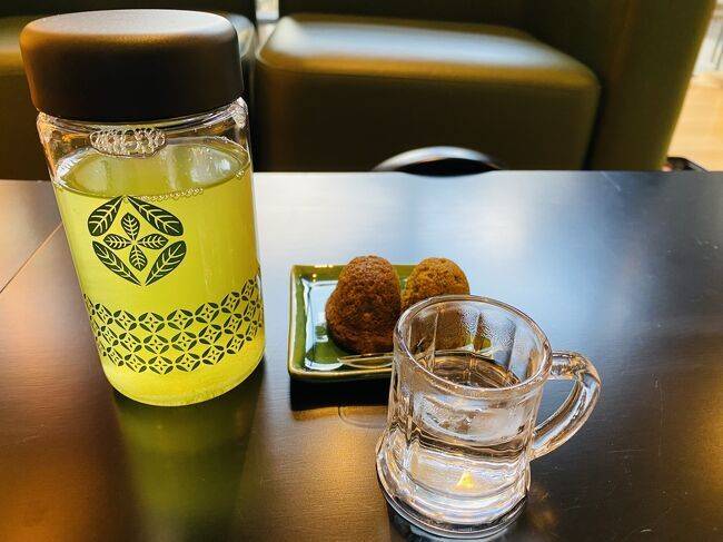 お茶と蒸し菓子のイメージ / 1