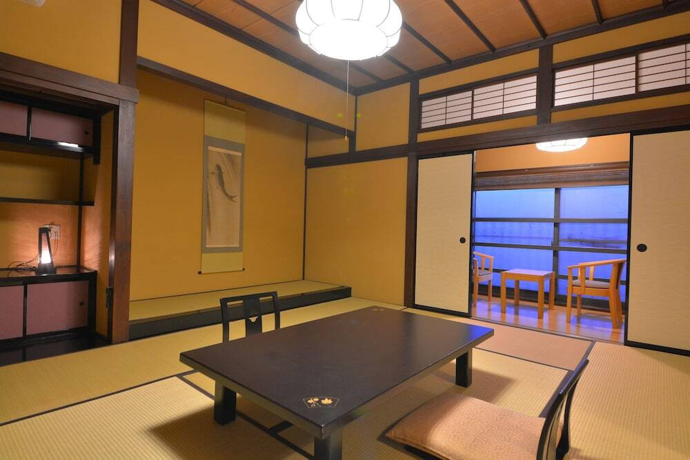 客室内のダイニングエリア