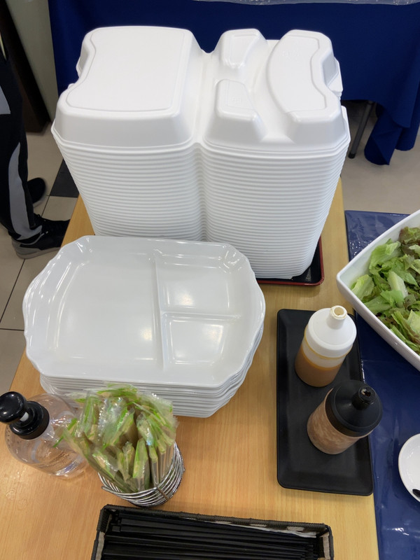 朝食会場はロビーで狭かった。お弁当パックが用意されていた