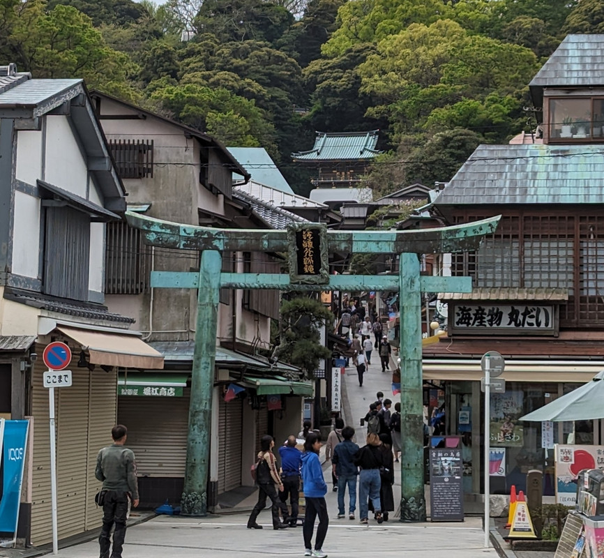 青銅の鳥居のすぐです