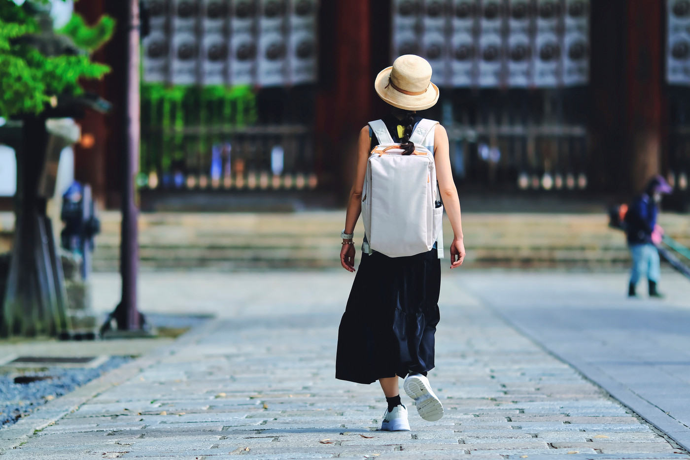 麦わら帽子の女性の後ろ姿