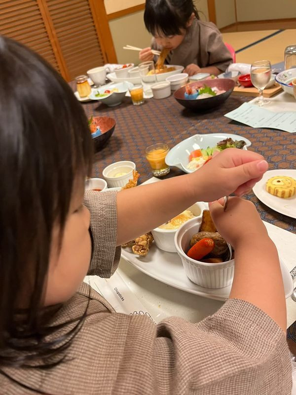 小学生向けの「お子様会席」、6歳以下向けの「キッズプレート」など、子ども用メニューが充実。親子で特別感のあるごちそうを楽しめる。ビュッフェの場合はキッズコーナーも / 1