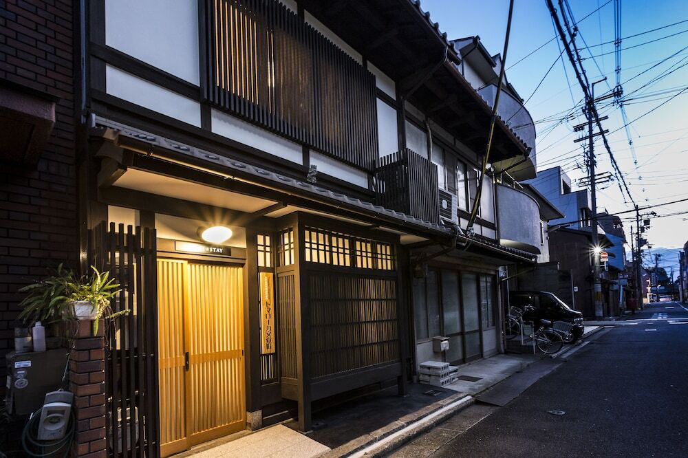 施設の正面 (日没後)