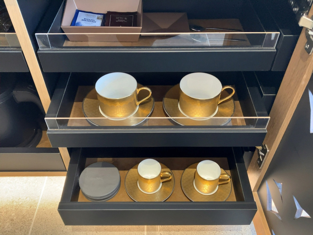 カップ類は金色、お茶用の急須が鉄器であるなど、食器類も非日常