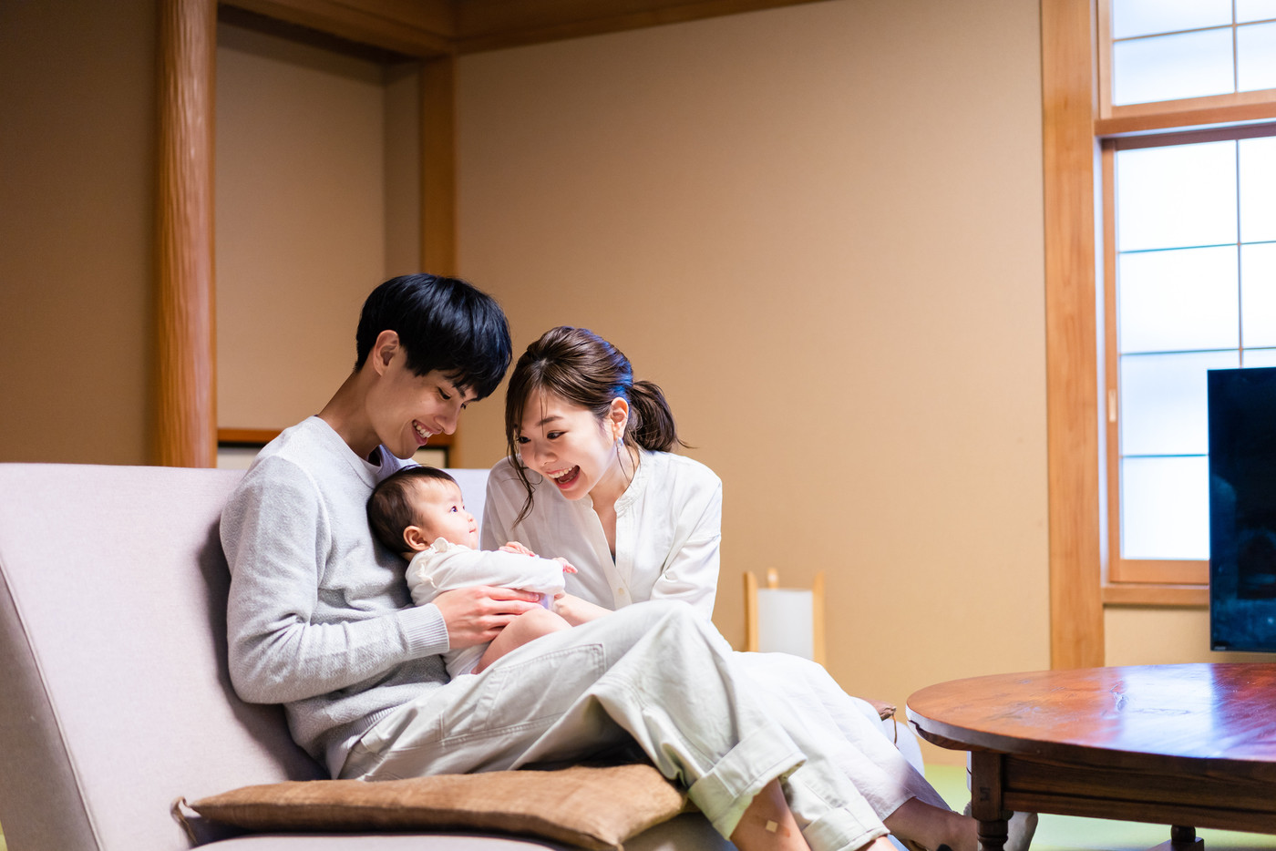 赤ちゃんと温泉旅行を楽しむ若いファミリー