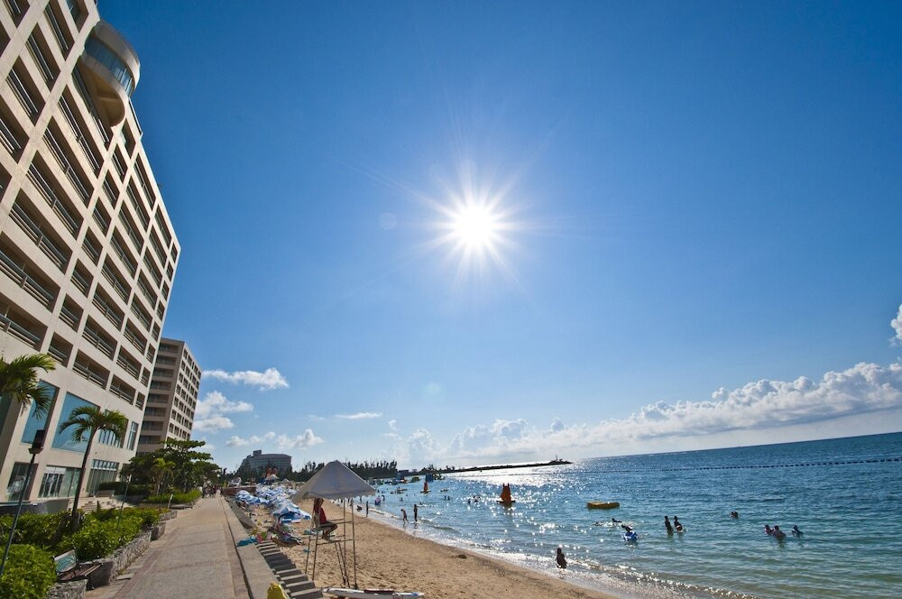 白砂のビーチが目の前に！インスタ映えするレインボープールは必見3657550