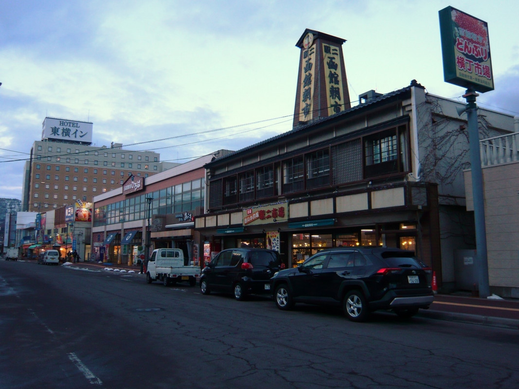 酢目の前が函館朝市です