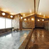 京都山科 ホテル山楽（京都府 シティホテル）：大浴場は女性用のみ。ヒノキ玉を浮かべた湯舟やセルフロウリュができるサウナ、水風呂でリフレッシュを。
●利用時間：～23時、翌6～10時 / 3
