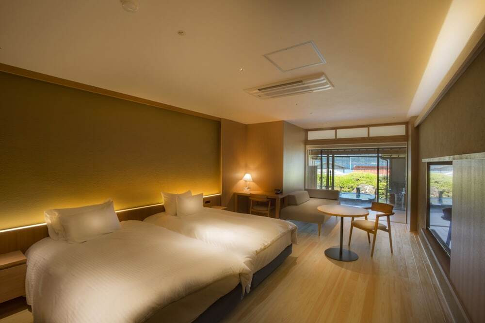 露天風呂付き洋室のベッドルーム