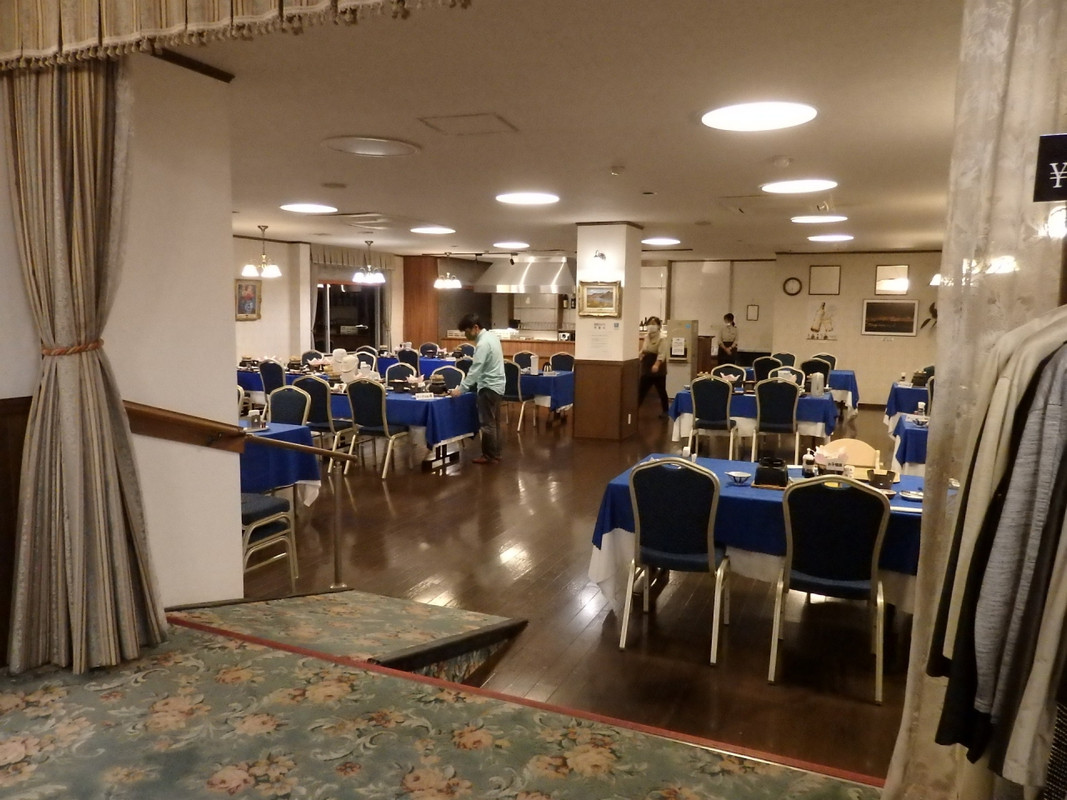 ﾛﾋﾞｰの奥、仕切られた場所にはﾚｽﾄﾗﾝ